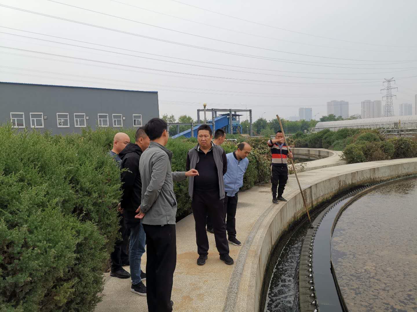 公司總經(jīng)理王建人在供水、污水生產(chǎn)一線開展風(fēng)險(xiǎn)隱患排查 (2).jpg