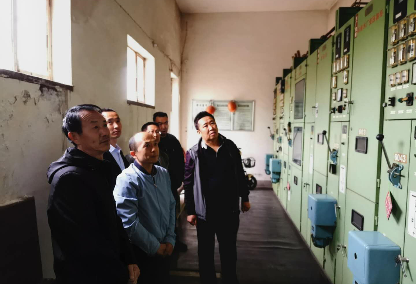 公司總經(jīng)理王建人在供水、污水生產(chǎn)一線(xiàn)開(kāi)展...